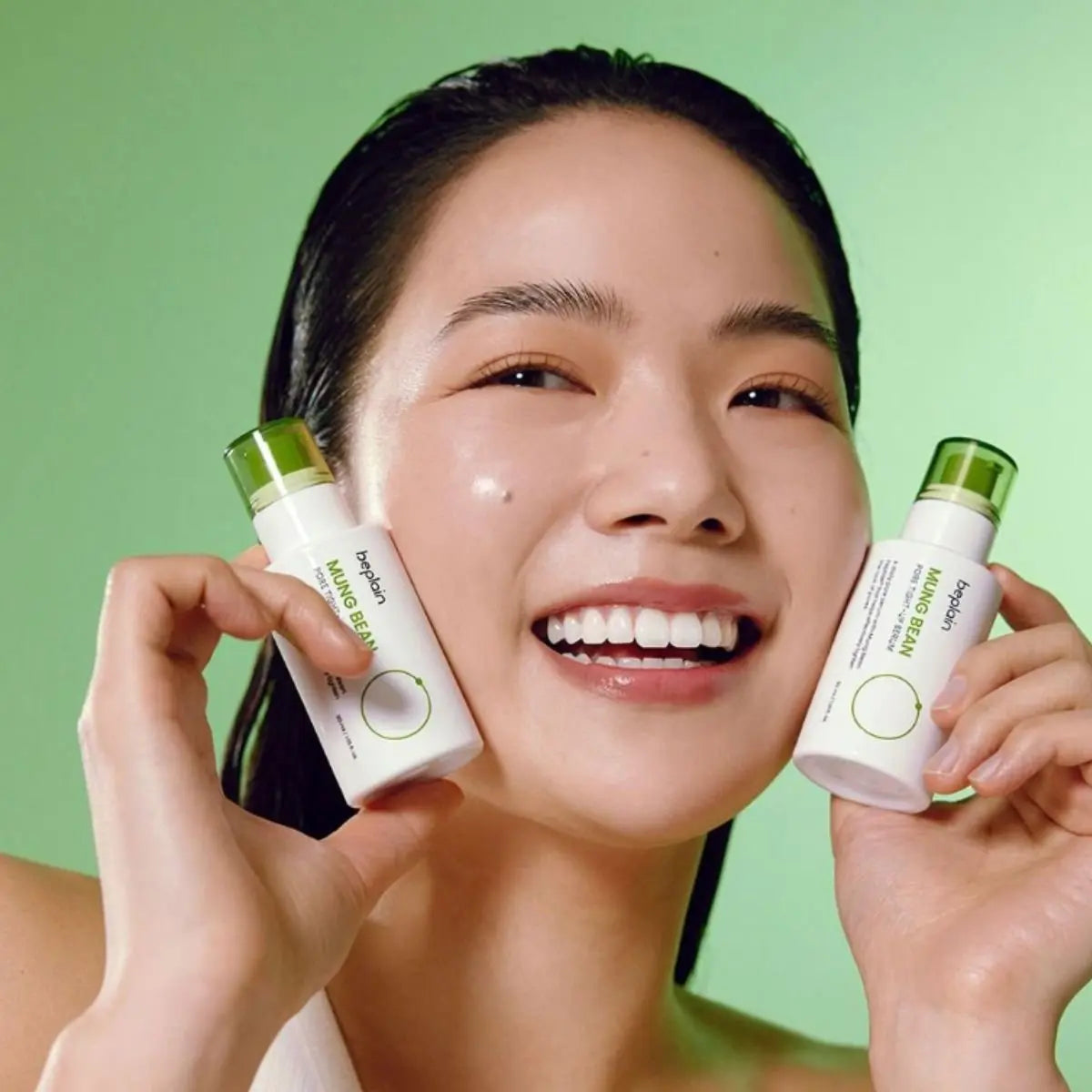 BEPLAIN Mung Bean Pore Tight-Up Serum 30ml, flacon vert et femme souriante sur fond vert, promo produit BEPLAIN.