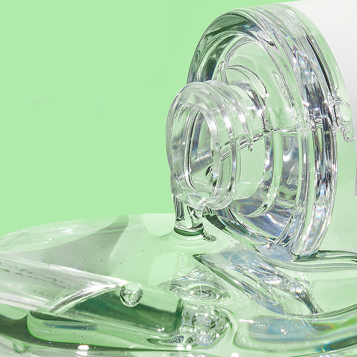 BEPLAIN Cicaful Ampoule 30ml de BEPLAIN, flacon en verre translucide sur fond vert, contexte soin visage.