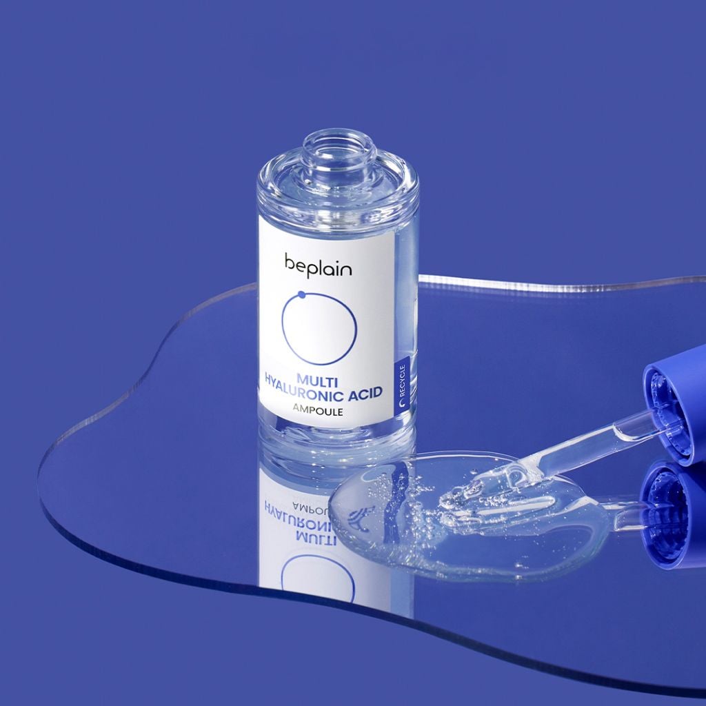 BEPLAIN  Multi Hyaluronic Acid Ampoule 30ml, ampoule hydratante sur fond bleu, flacons et sérum illustrés.