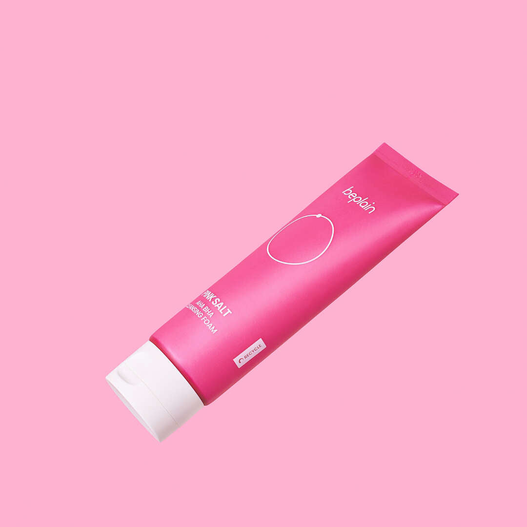 BEPLAIN Pink Salt AHA BHA Cleansing Foam 120ml, photo sur fond rose, tube de nettoyant de la marque BEPLAIN.