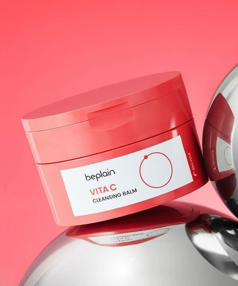 BEPLAIN Vita C Cleansing Balm 100ml de Beplain, pot rouge sur fond rose, visuel produit cosmétique.
