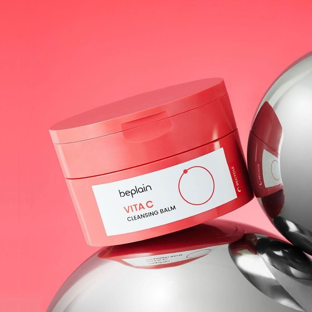 BEPLAIN Vita C Cleansing Balm 100ml de Beplain, pot rouge sur fond rose, visuel produit cosmétique.