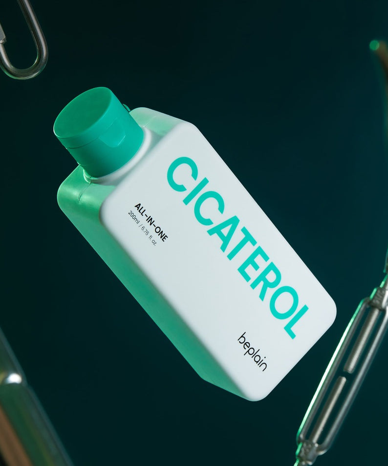 BEPLAIN Cicaterol All-in-one, bouteille verte sur fond médical, ambiance studio avec accessoires métalliques, marque visible.