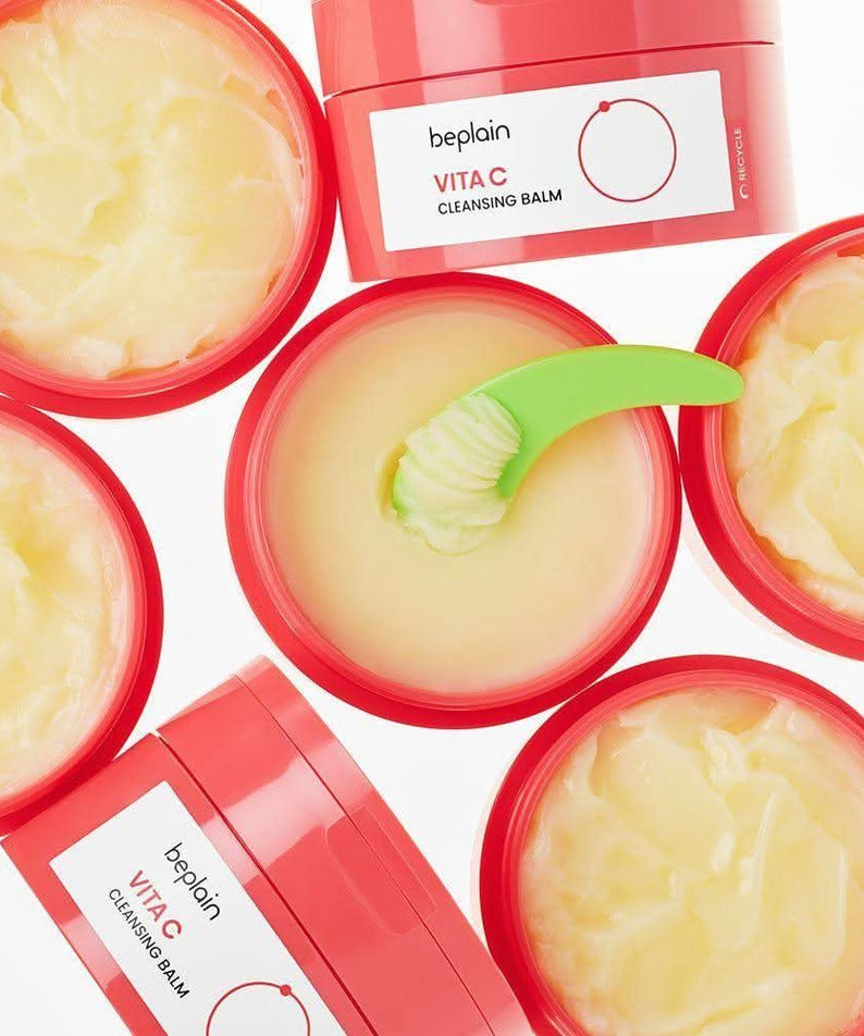 BEPLAIN Vita C Cleansing Balm 100ml de la marque BEPLAIN, baumes à l’aspect crème jaune dans un décor rouge et blanc.