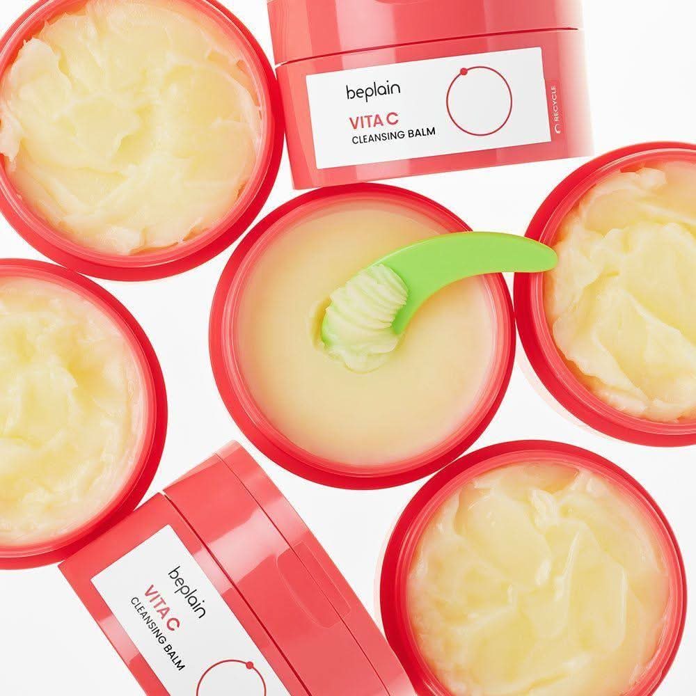 BEPLAIN Vita C Cleansing Balm 100ml de la marque BEPLAIN, baumes à l’aspect crème jaune dans un décor rouge et blanc.