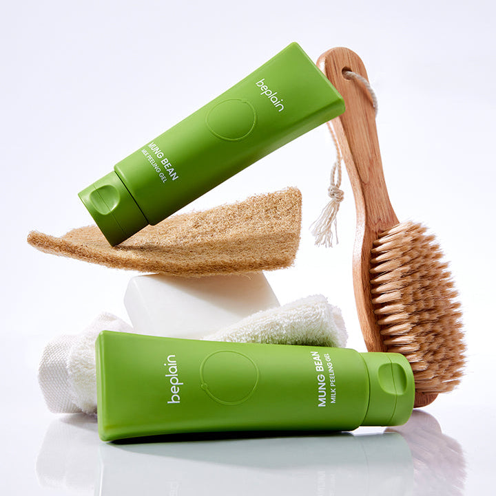 BEPLAIN Mung Bean Milk Peeling Gel 120ml, tube vert de la marque beplain sur fond blanc, brosse et gant en contexte spa