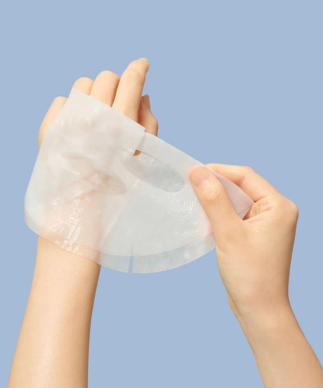 BEPLAIN Multi Hyaluronic Acid Mask de la marque BEPLAIN, masque hydratant sur les mains, fond bleu.