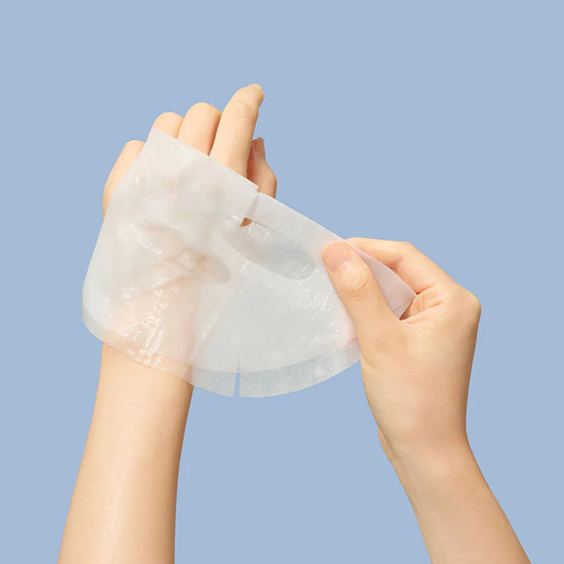 BEPLAIN Multi Hyaluronic Acid Mask de la marque BEPLAIN, masque hydratant sur les mains, fond bleu.