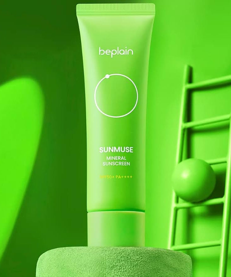 BEPLAIN Sunmuse Mineral Sunscreen SPF50+ PA++++ 50ml, tube vert de la marque BEPLAIN sur fond vert lumineux.