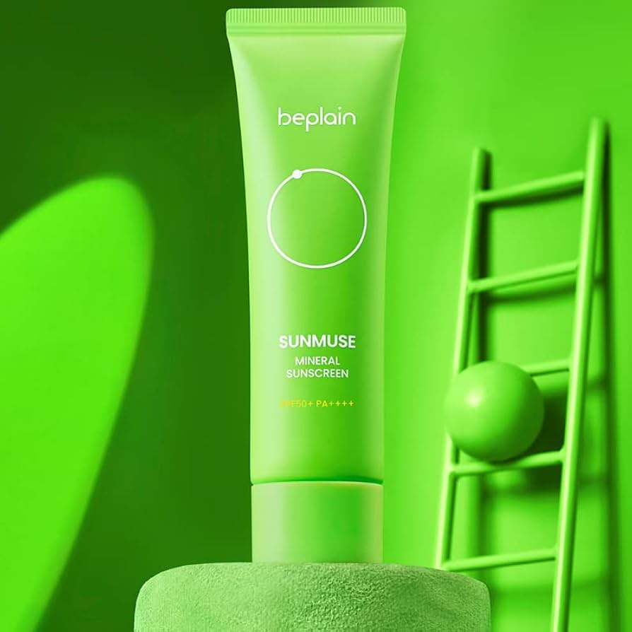 BEPLAIN Sunmuse Mineral Sunscreen SPF50+ PA++++ 50ml, tube vert de la marque BEPLAIN sur fond vert lumineux.