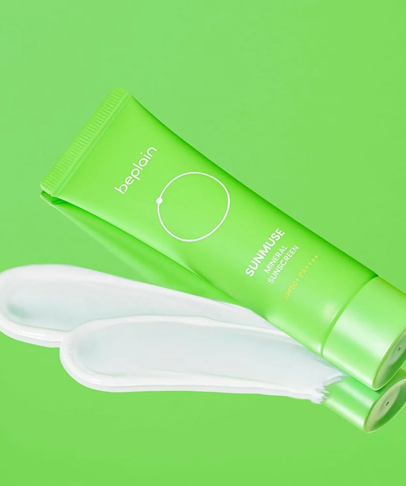 BEPLAIN Sunmuse Mineral Sunscreen SPF50+ PA++++ 50ml de BEPLAIN sur fond vert, avec crème étalée et tube.