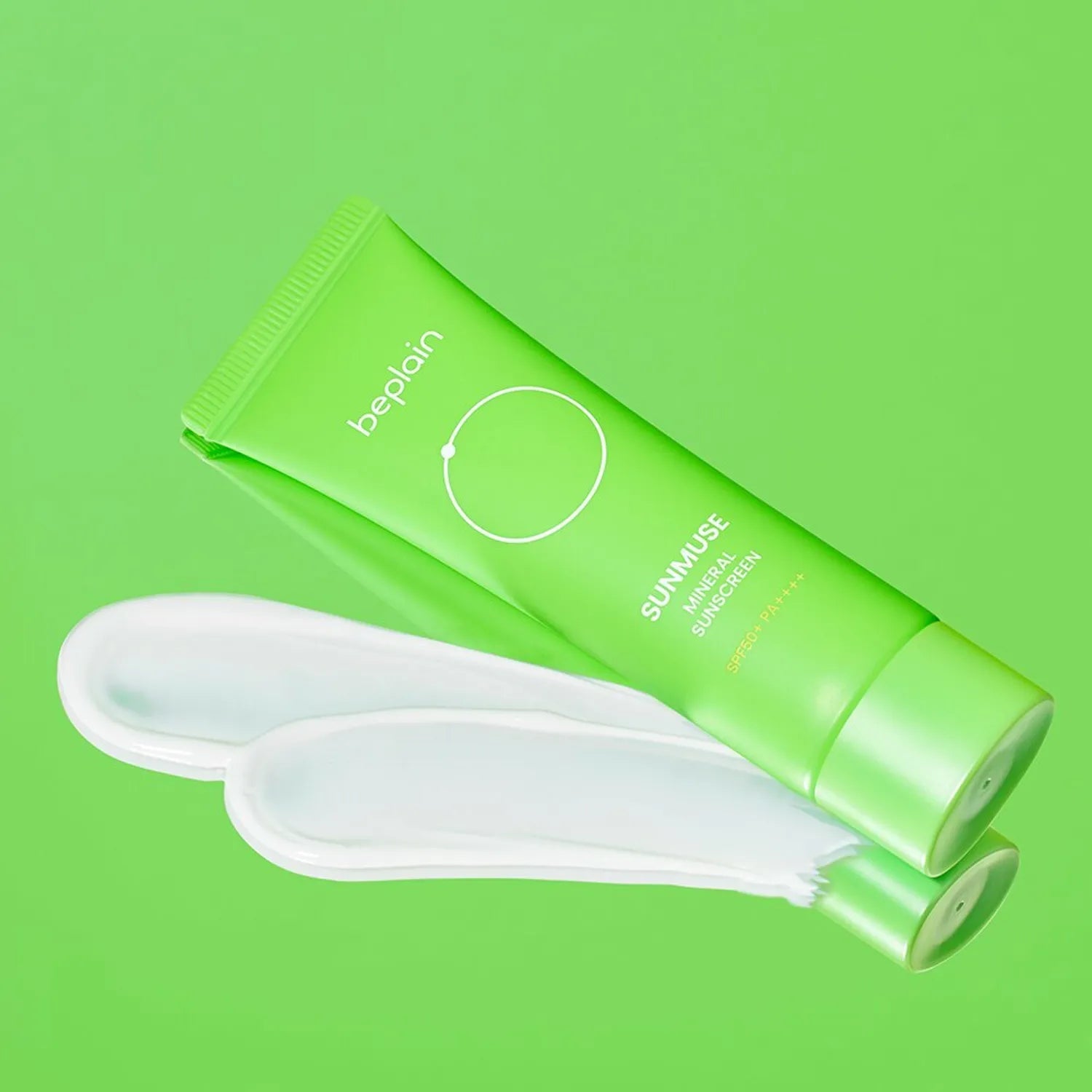 BEPLAIN Sunmuse Mineral Sunscreen SPF50+ PA++++ 50ml de BEPLAIN sur fond vert, avec crème étalée et tube.
