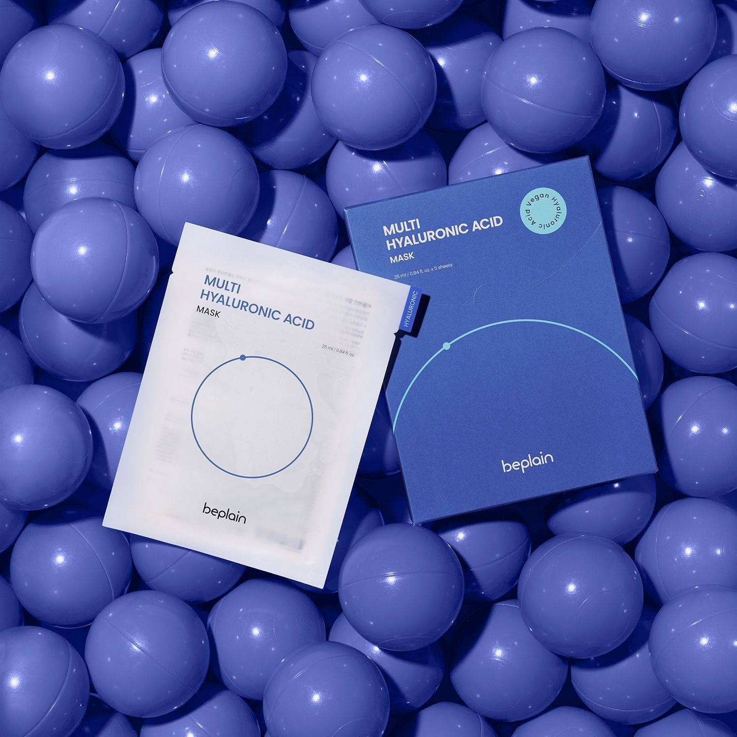 BEPLAIN Multi Hyaluronic Acid Mask de beplain, packaging sur fond de billes bleues, contexte beauté hydratante