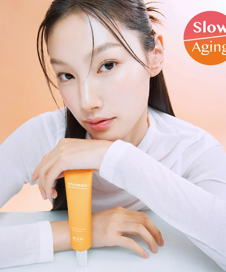 Femme tenant le BIO HEAL BOH Vita Synergy Freckle Toning Cream 50ml, crème anti-taches pour une peau jeune et éclatante.