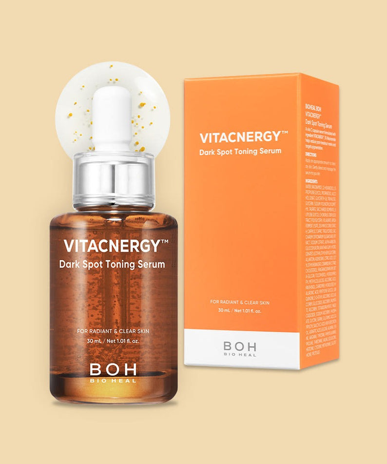 BIO HEAL BOH Vitacnergy Dark Spot Toning Serum, flacon et boîte sur fond beige, gouttes dorées, contexte skincare