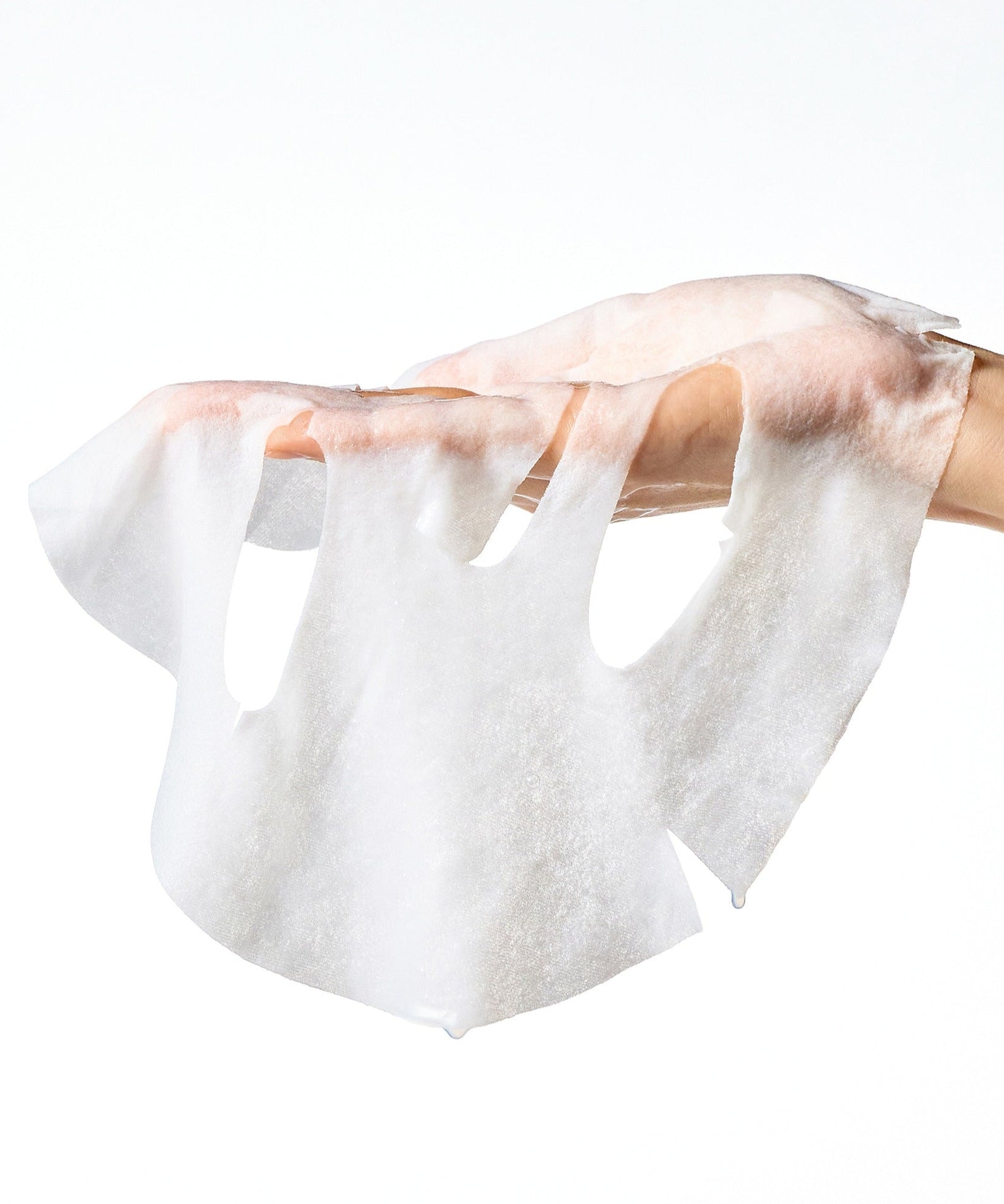 SOME BY MI Beta Panthenol Repair Daily Mask 30ea en main, masque facial hydratant et réparateur pour soins quotidiens de la peau.