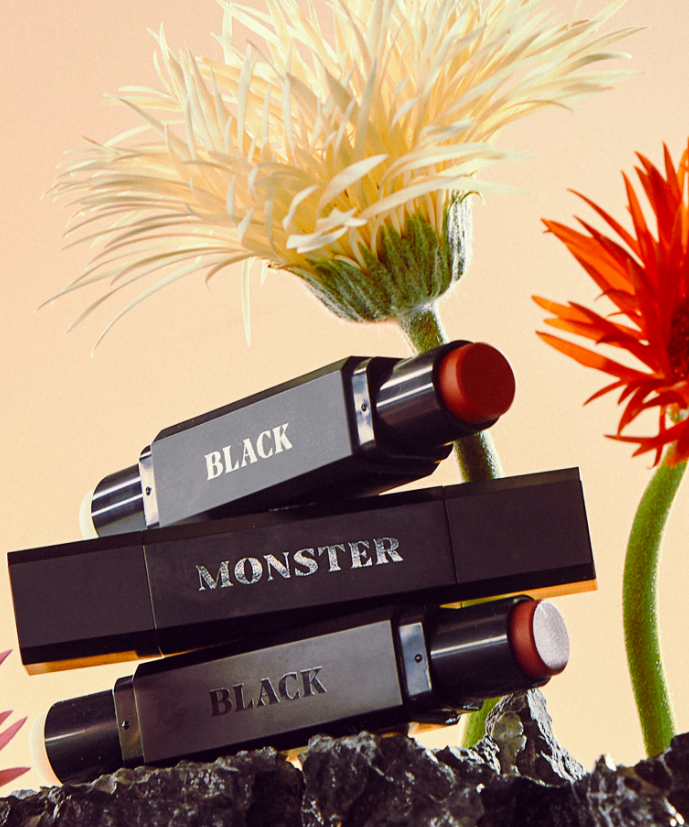 BLACK MONSTER Black Monster Dual Bomb (Black Bomb) de la marque BLACK, visuel explosif noir et fleurs colorées, décor scène.