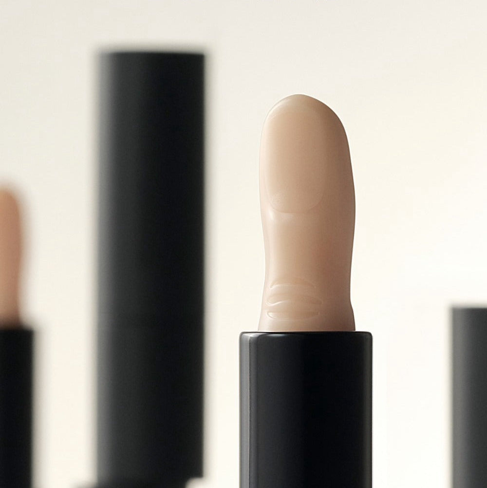 BLACK MONSTER Finger Balm de la marque Black Monster, stick noir en gros plan sur fond clair