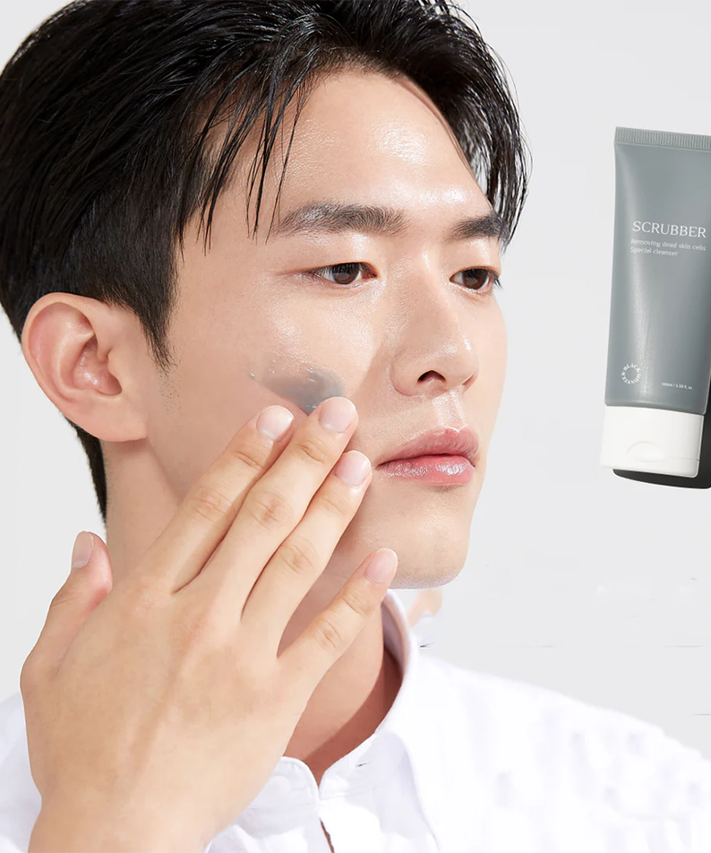 BLACK MONSTER Scrubber 100ml de la marque Black Monster, tube gris, sur fond blanc, visage appliquant le produit.
