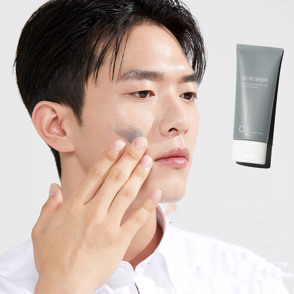 BLACK MONSTER Scrubber 100ml de la marque Black Monster, tube gris, sur fond blanc, visage appliquant le produit.