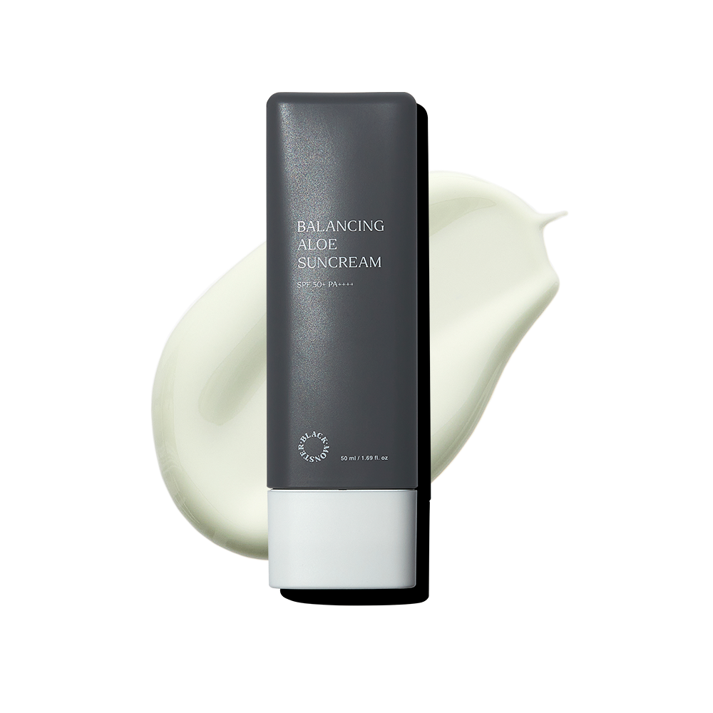 BLACK MONSTER Sebum Control Balancing Aloe Sunscreen 50ml, tube noir sur fond noir avec éclaboussure crème, visuel produit.