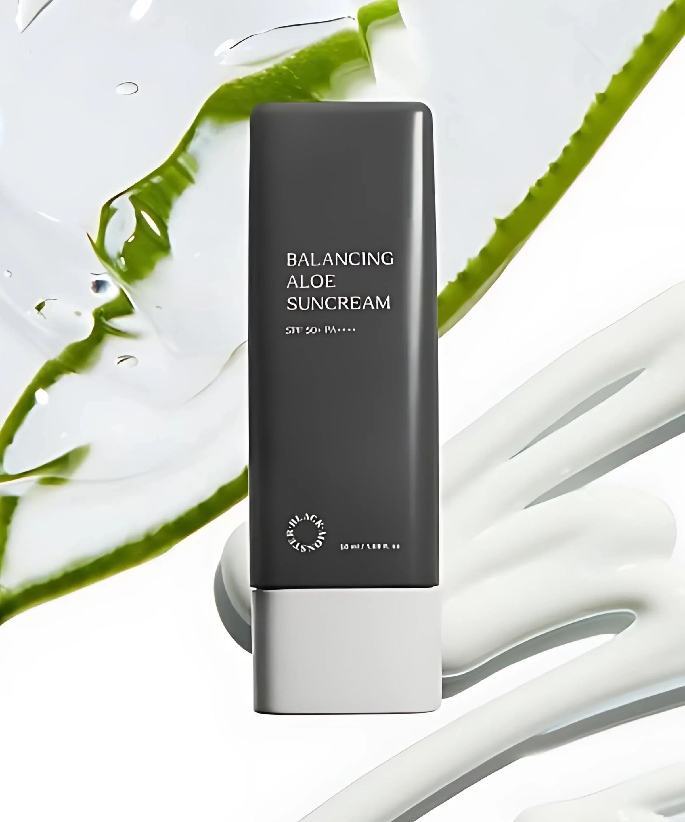 BLACK MONSTER Sebum Control Balancing Aloe Sunscreen 50ml, flacon noir sur fond blanc avec aloe vert et texture crème