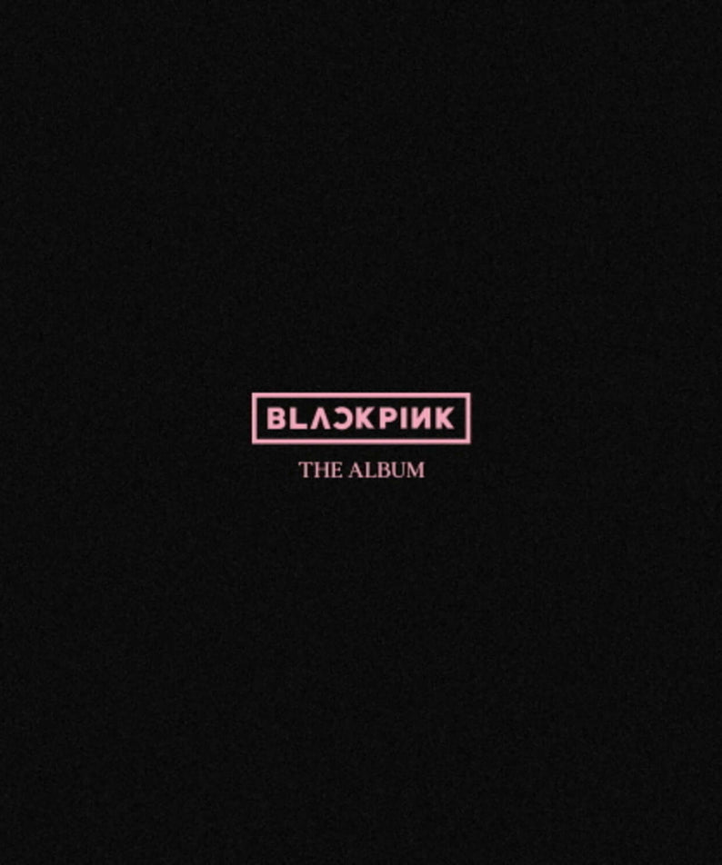 BLACKPINK - 1st FULL ALBUM [THE ALBUM] VER.1 - Album Kpop, visuel couverture noire avec logo THE ALBUM.