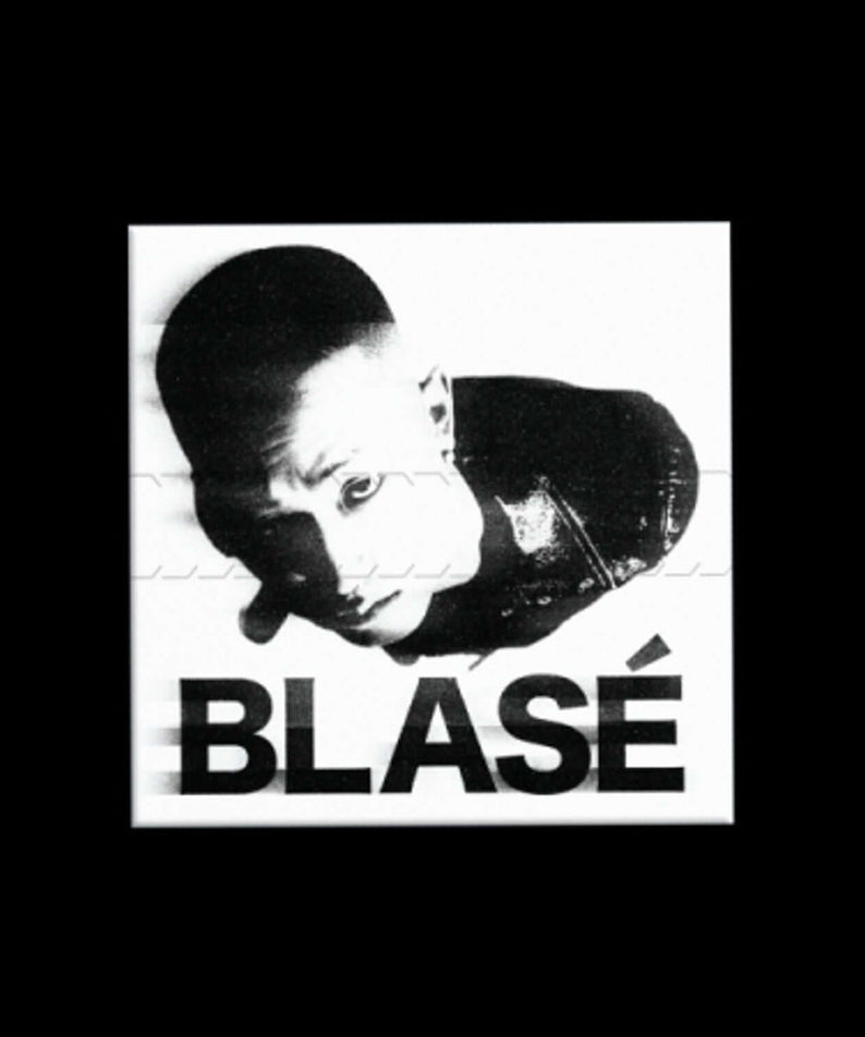 BLASÉ - [Debugging] - Album Kpop : visuel du disque BLASÉ en noir et blanc, portrait artistique sur fond clair.
