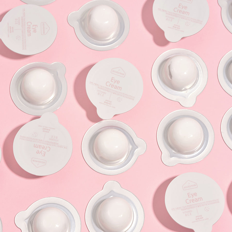 BLESSED MOON  7Days Kit Eye Kit de la marque, crèmes yeux en pots sur fond rose pastel, vue produit.