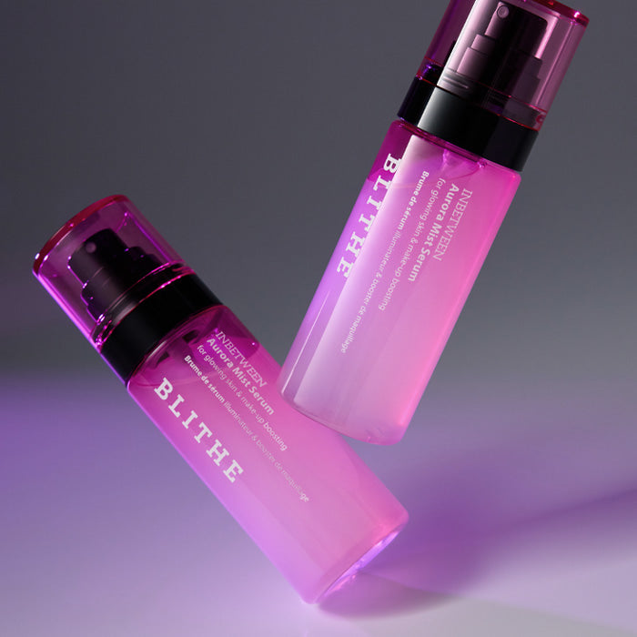 BLITHE Inbetween Aurora Mist Serum 75ml de la marque BLITHE, flacons violets sur fond violet, ambiance beauté