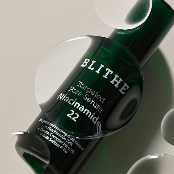BLITHE Targeted Pore Serum Niacinamide 22 30ml, flacon vert sur fond clair, mise en scène cosmétique BLITHE.