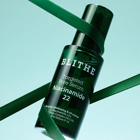 BLITHE Targeted Pore Serum Niacinamide 22 30ml, flacon vert sur fond bleu, ruban décoratif, marque BLITHE