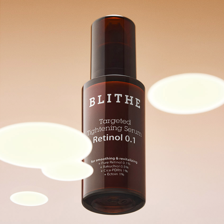 BLITHE Targeted Tightening Serum Retinol 0.1 30ml, flacon marquage BLITHE sur fond beige, bulles crème blanches.