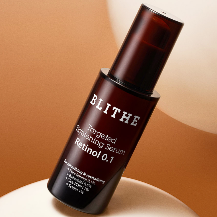BLITHE Targeted Tightening Serum Retinol 0.1 30ml, flacon brun sur fond beige, éclairage doux, contexte cosmétique.