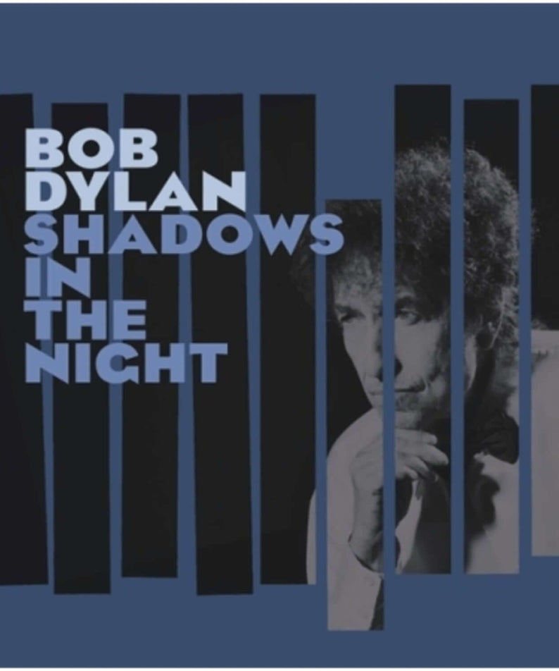 BOB DYLAN - SHADOWS IN THE NIGHT - Album Kpop, pochette bleue avec portrait, style nocturne entre ombres et barres.
