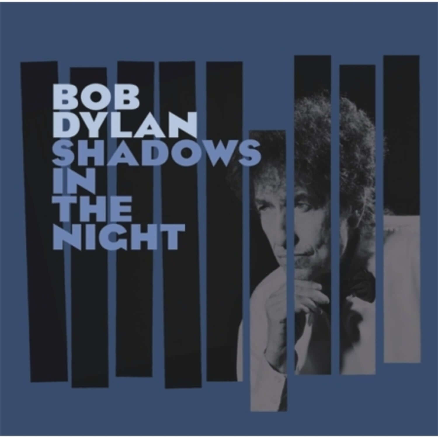 BOB DYLAN - SHADOWS IN THE NIGHT - Album Kpop, pochette bleue avec portrait, style nocturne entre ombres et barres.