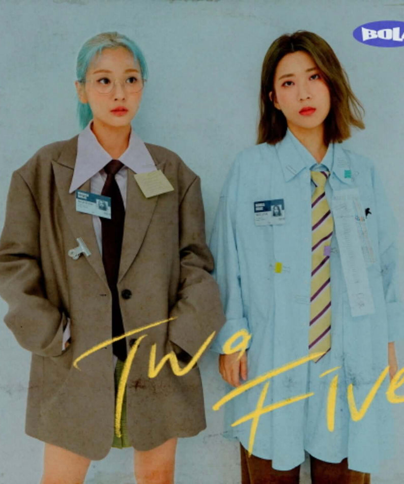 BOL4 - [TWO FIVE] - Album Kpop, photo de deux membres BOL4 en tenues scolaires sur fond bleu turquoise.