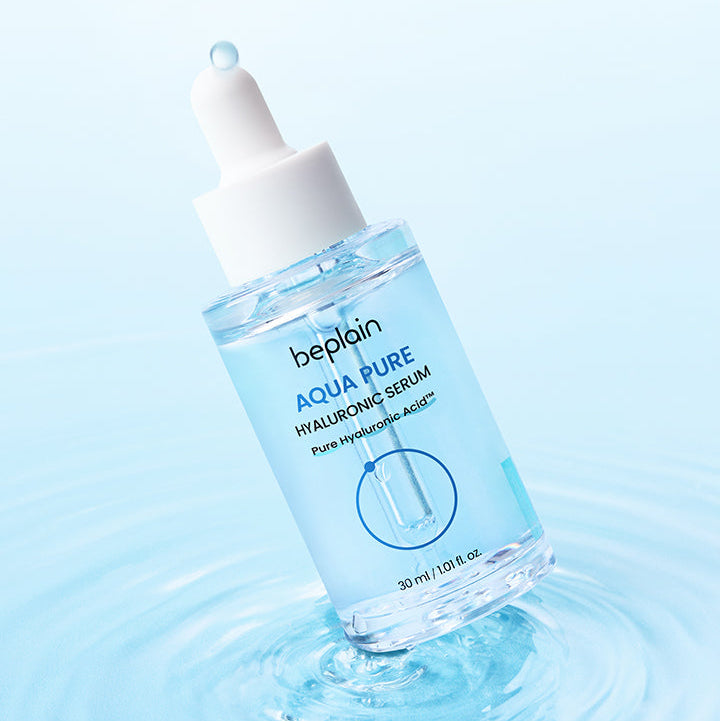 BEPLAIN Aqua Pure Hyaluronic Serum 30ml de la marque Beplain, flacon sur fond bleu avec éclaboussures d’eau.