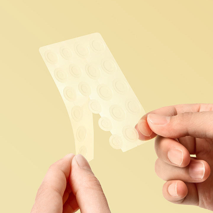 BEPLAIN Cicaterol Spot Patch 110 Sheets : mains posant des patchs cicaterol sur fond beige, marque BEPLAIN visible.