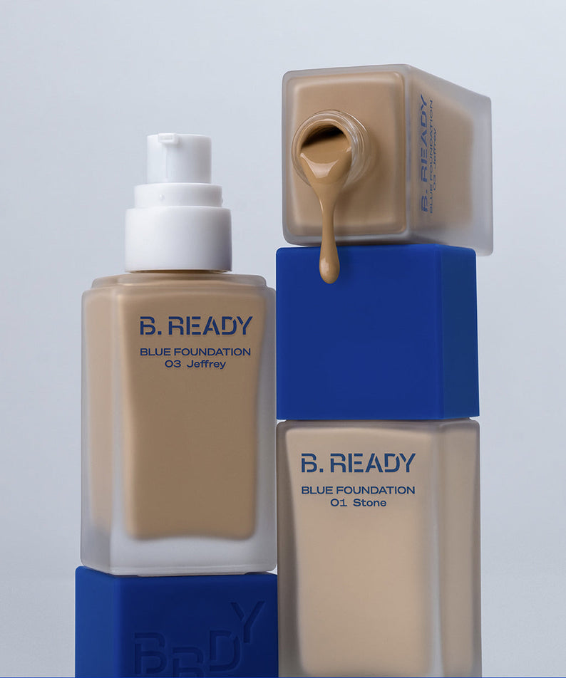 B.READY Blue Foundation SPF27/PA++ 35ml, crème fond de teint BE.READY sur fond clair, flacons et texture visible.