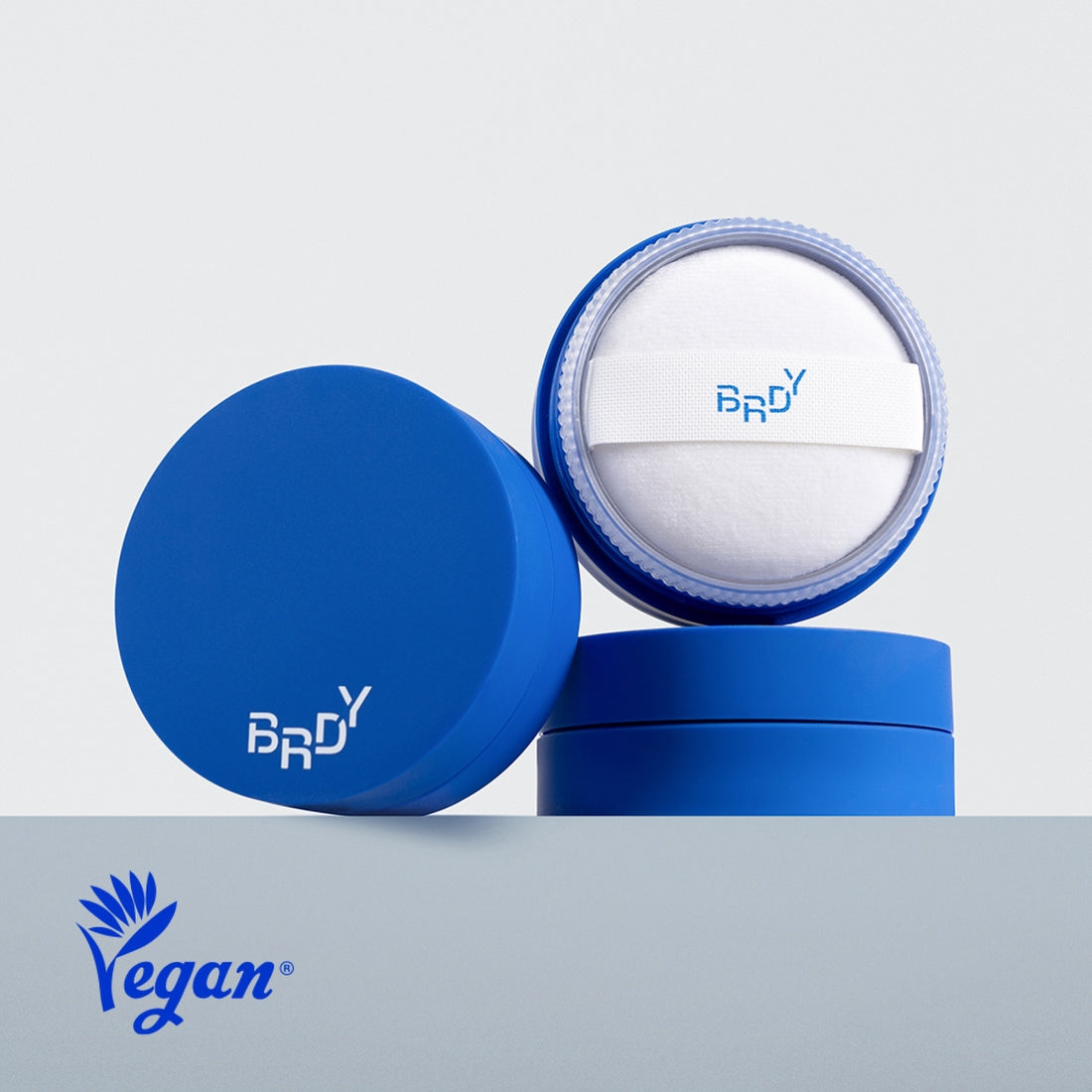 B.READY Blue Sebum Powder 7g de la marque BE.READY, pot bleu ouvert sur fond clair (produit cosmétique anti-brillance).