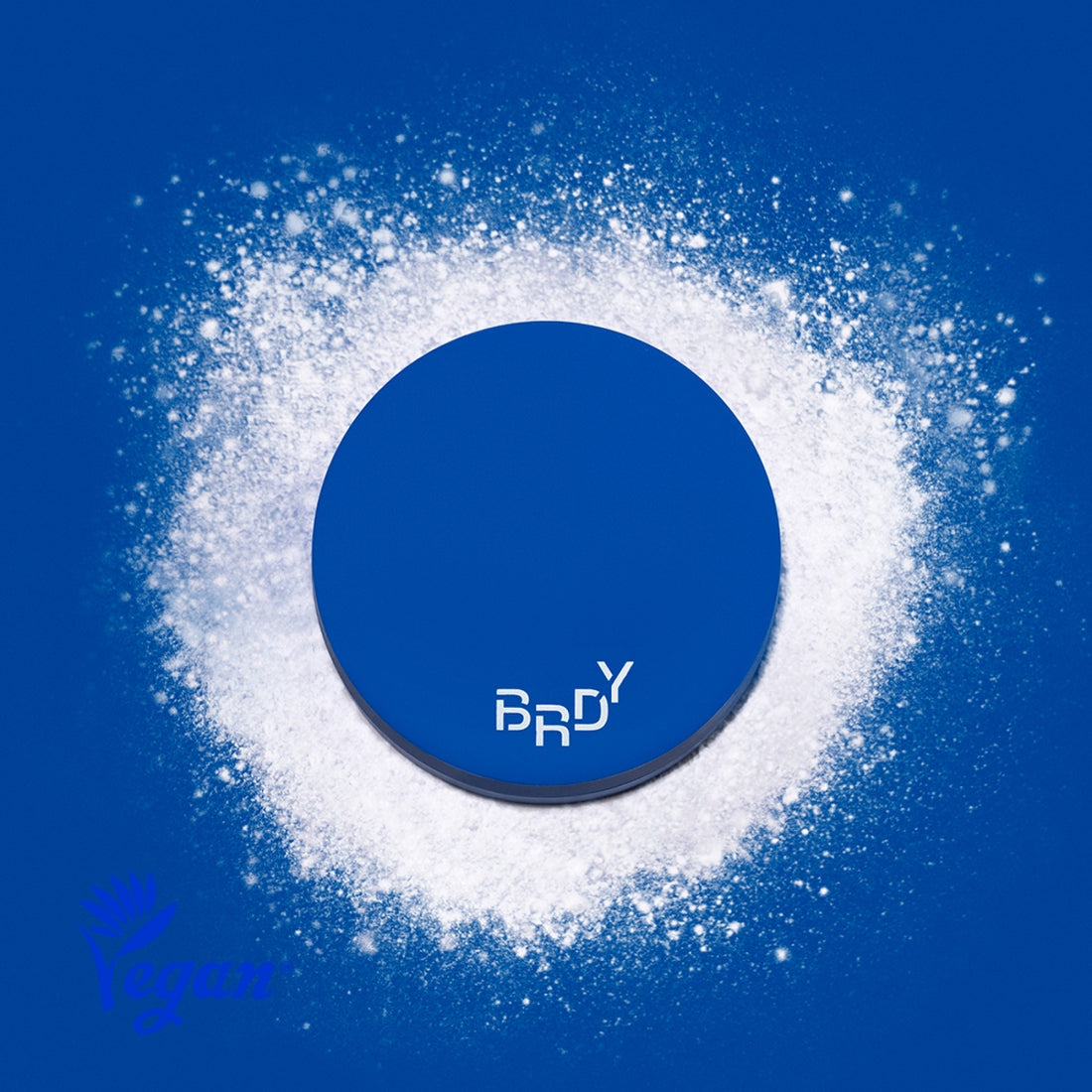 B.READY Blue Sebum Powder 7g de BE.READY, poudre bleue en éclaboussures sur fond bleu, emballage au centre.