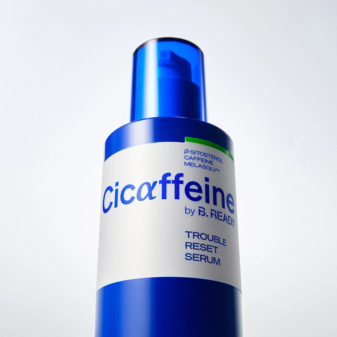 B.READY Cicaffeine Trouble Set Serum 40ml en flacon bleu, gros plan sur étagère, gamme soin visage BE.READY