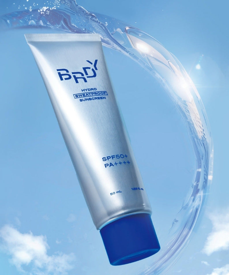 B.READY Hydro Sweatproof Sunscreen 50ml de la marque B.READY, tube bleu dans un décor aqueux ensoleillé.