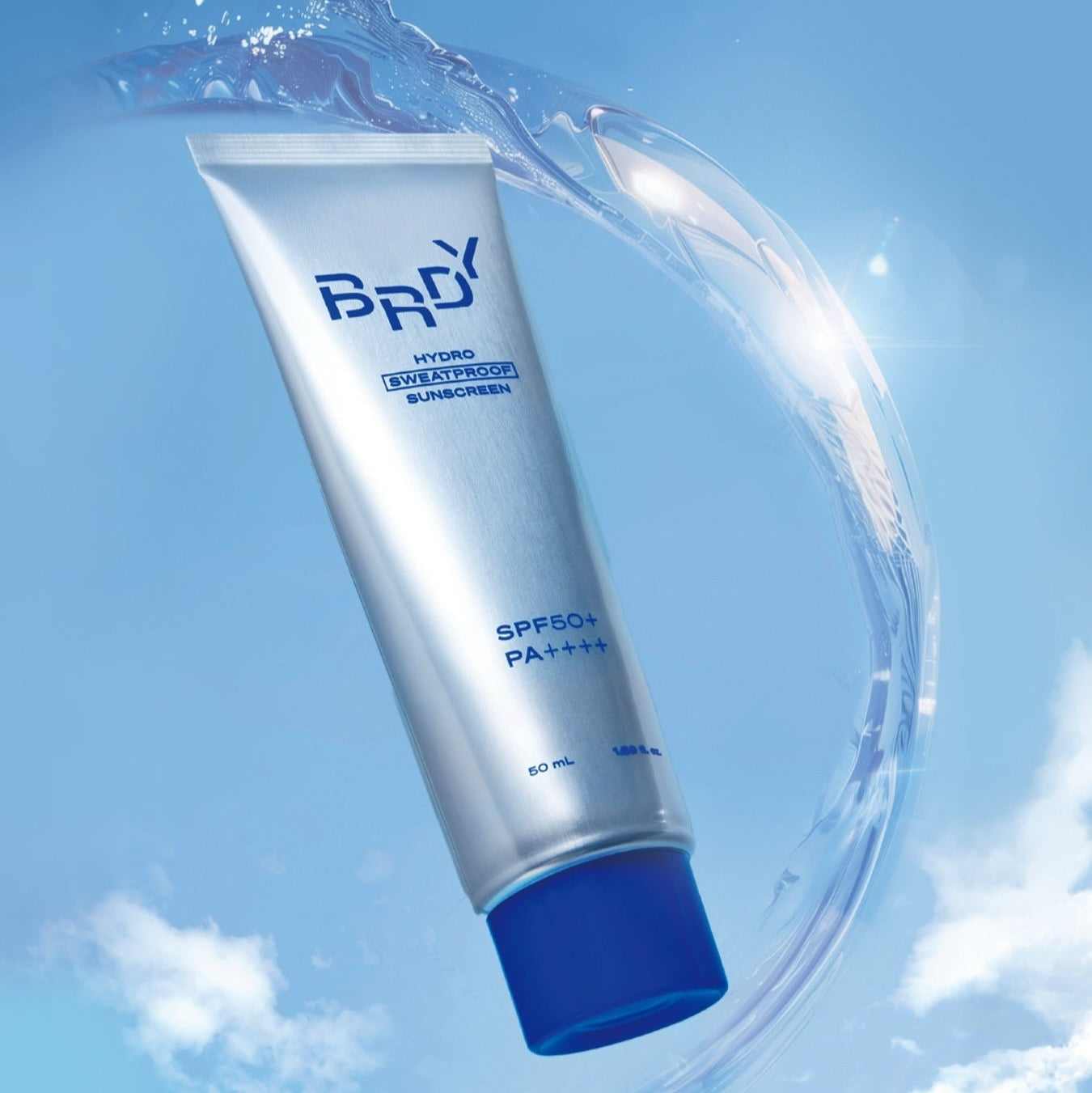 B.READY Hydro Sweatproof Sunscreen 50ml de la marque B.READY, tube bleu dans un décor aqueux ensoleillé.