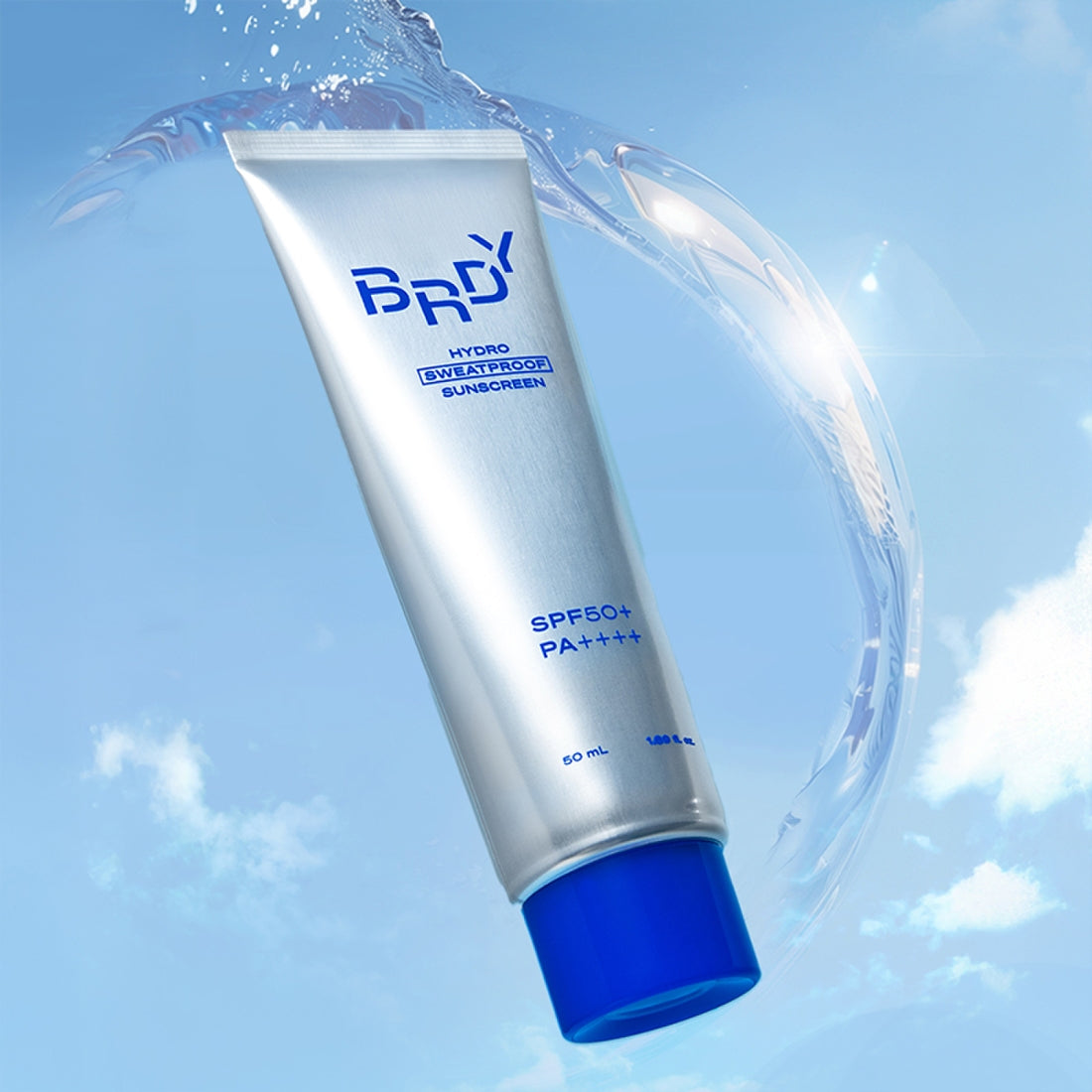 B.READY NEW Hydro Sweatproof Sunscreen 50ml de BE.READY en flacon sur fond ciel avec éclaboussures d’eau