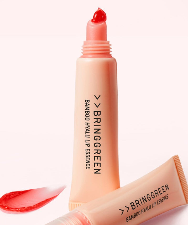 BRINGGREEN Bamboo Hyalu Lip Essence de la marque BRINGGREEN, tube à lèvres sur fond rose, vue produit.