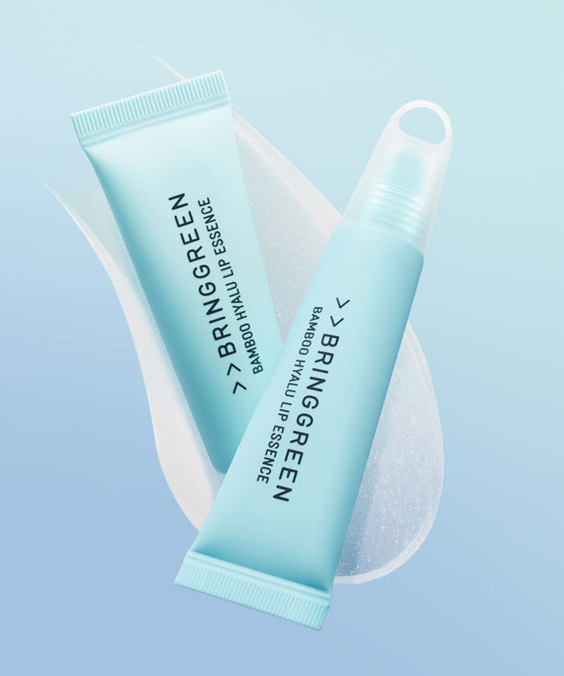 BRINGGREEN Bamboo Hyalu Lip Essence de la marque BRINGGREEN, tube bleu sur fond bleu clair, contexte cosmétique.