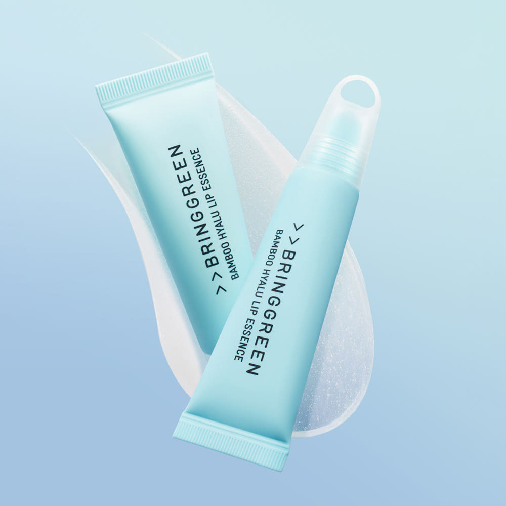BRINGGREEN Bamboo Hyalu Lip Essence de la marque BRINGGREEN, tube bleu sur fond bleu clair, contexte cosmétique.