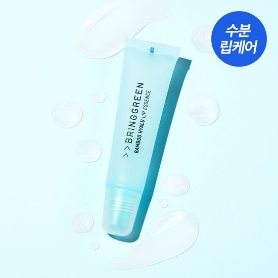 BRINGGREEN Bamboo Hyalu Lip Essence de la marque BRINGGREEN, tube bleu sur fond bleu avec gouttes d’hydratation